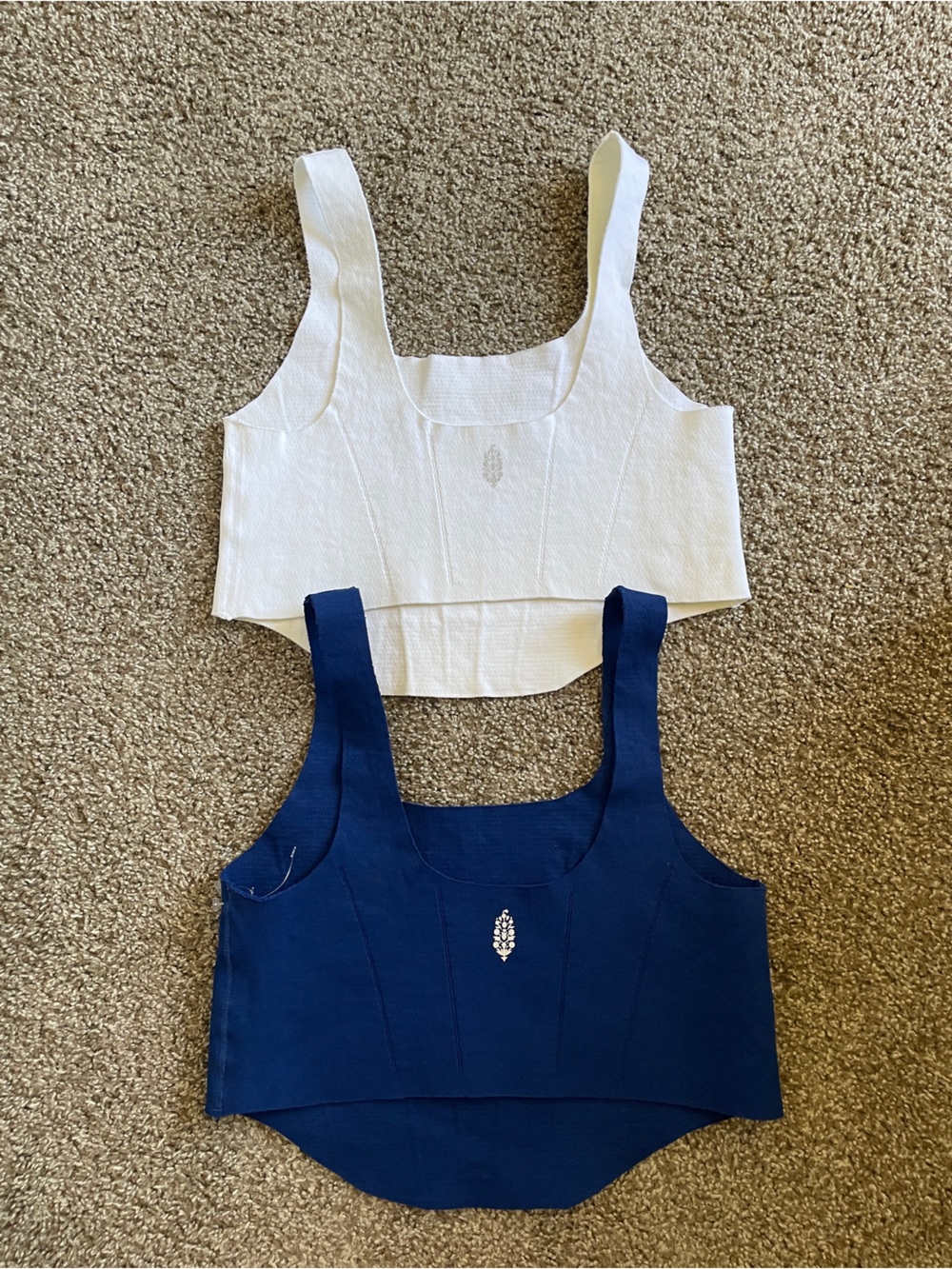 Free movement women’s Ribbed Cropped Tank/ Bra Duo in White and Navy size M/L